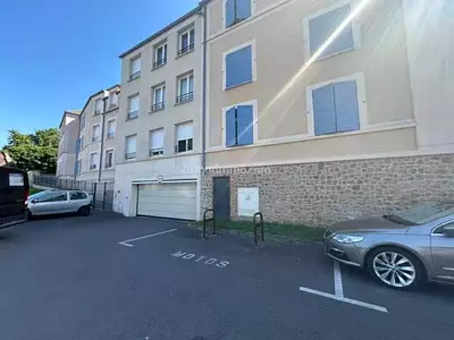 Garage location à Les Belles Dames, Montlhéry