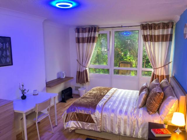 Room for rent in Longnor Estate, Mile End