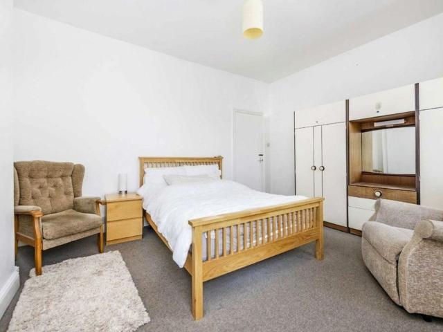 House for rent in Islington, Cat Hill