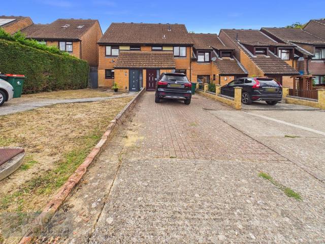 Apartment for rent in Ifield West, Glynde
