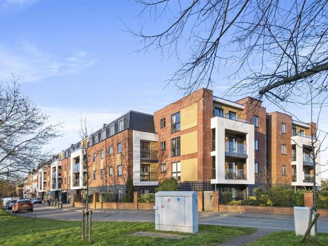 Apartment for rent in Denham, Denham Green
