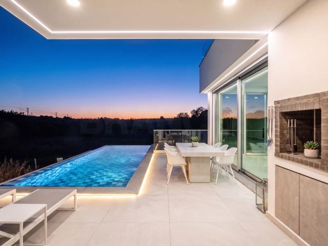 Casa venda em Estômbar, Estômbar e Parchal