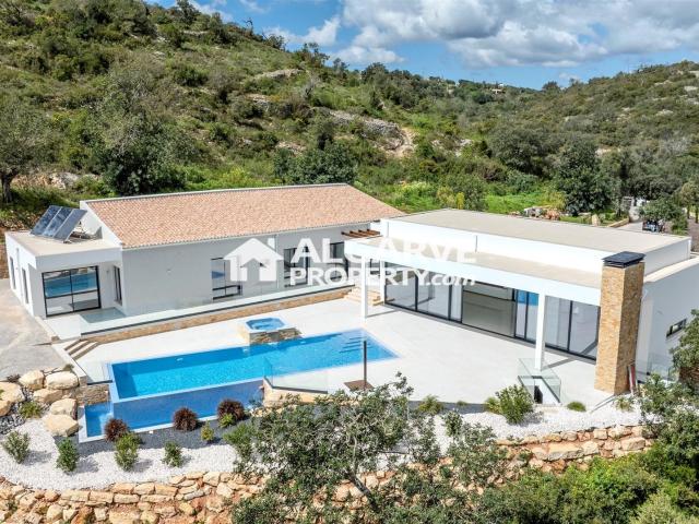 Vivenda venda em Lagoa de Momprolé, Loulé