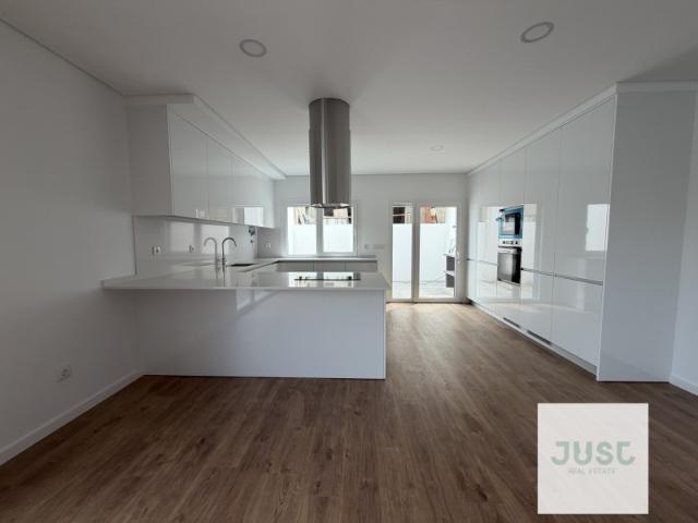 Casa venda em Fernão Ferro, Seixal