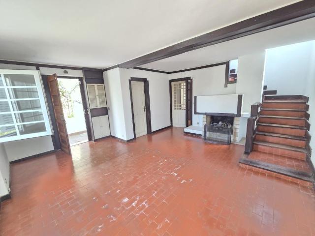 Vivenda venda em Capuchos, Caparica