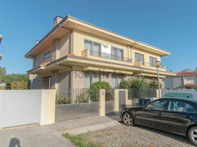 Casa venda em Alvura, Milheirós