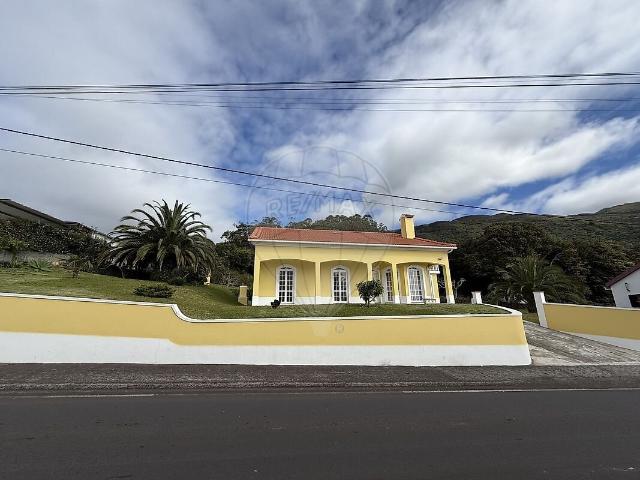 Casa venda em Urzelina (São Mateus), Velas