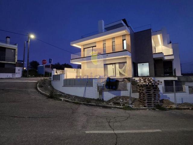 Vivenda venda em Via Rara, Santiago Dos Velhos