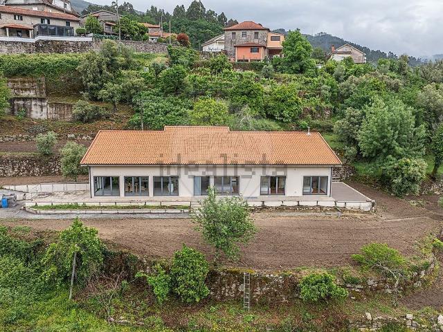 Casa venda em Bouro (Santa Maria), Amares
