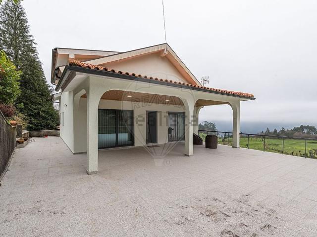 Casa venda em Bouro (Santa Maria), Amares