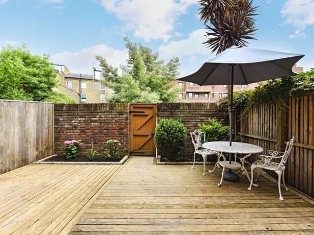 House for rent in St Paul's Court, Greater London