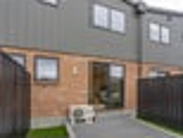 Townhouse for sale in Chaslands, Canterbury