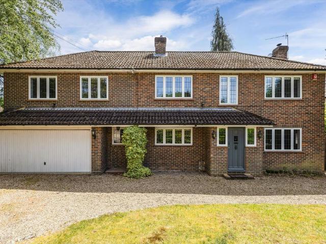 House for rent in Row Town, Surrey