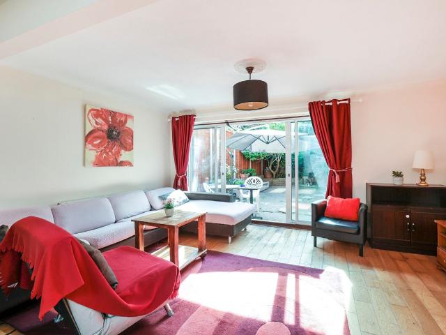 Apartment for rent in Northwood, Greater London