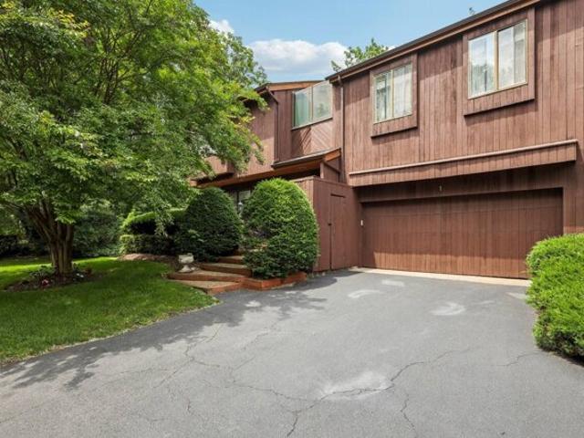 Condo for sale in Albertson