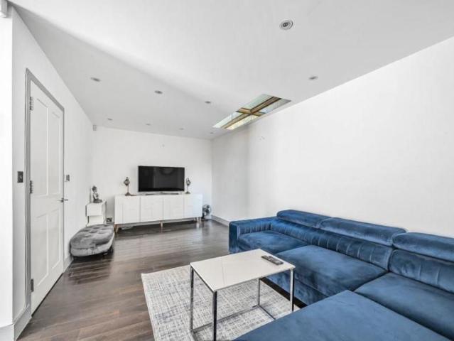 Townhouse for rent in Fitzrovia, Greater London