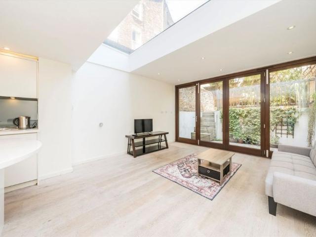 Townhouse for rent in Fitzrovia, Greater London