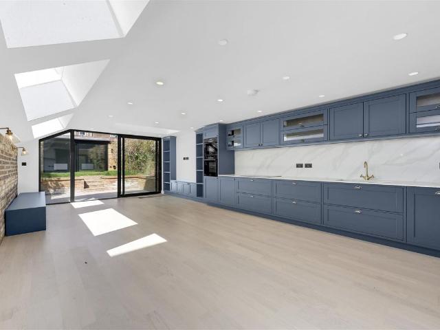 House for rent in Brondesbury, Greater London