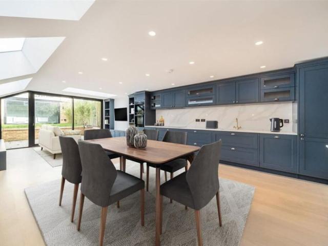 House for rent in Brondesbury, Greater London