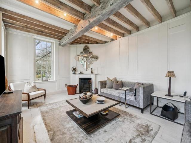 Apartment for rent in Mortlake, Greater London