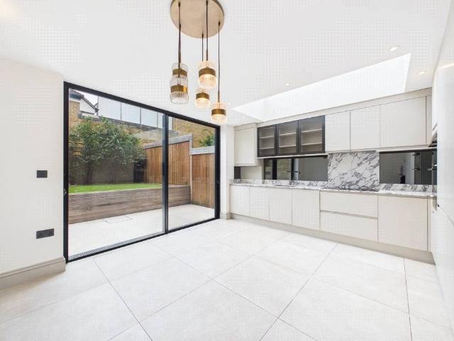 House for rent in Mortlake, Greater London
