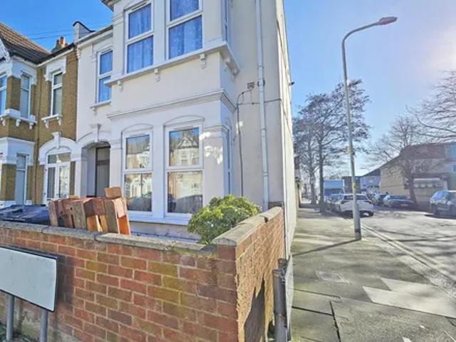 Apartment for rent in Loxford, Seven Kings