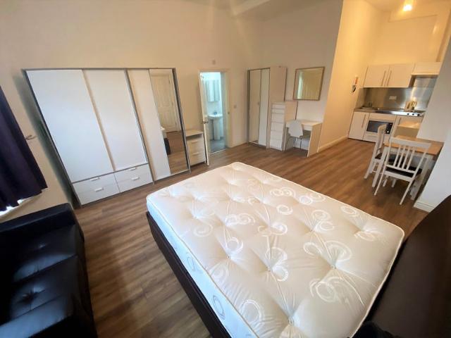 Studio for rent in Wake Green, West Midlands