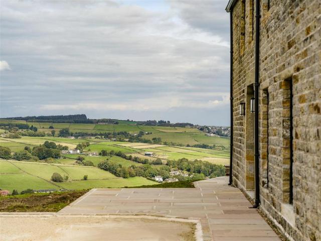 House for rent in Hinchliffe Mill, Kirklees