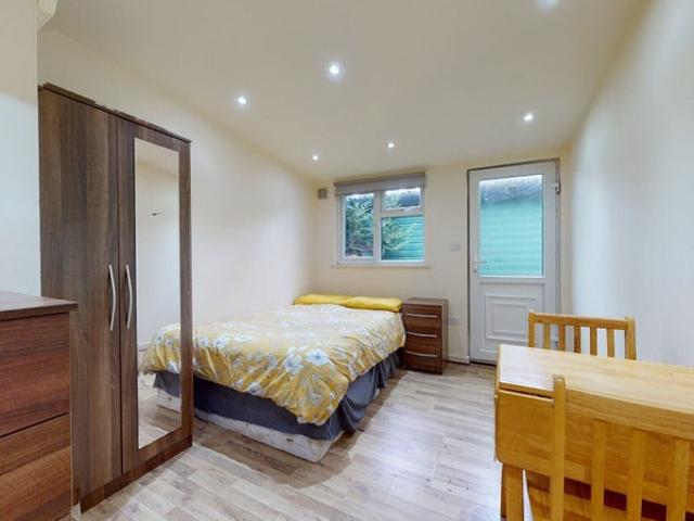 Studio for rent in Mapesbury, Greater London