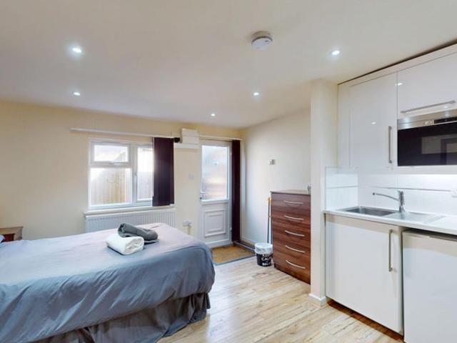 Studio for rent in Mapesbury, Greater London