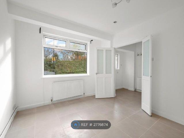Room for rent in London Borough of Merton, Merton Park