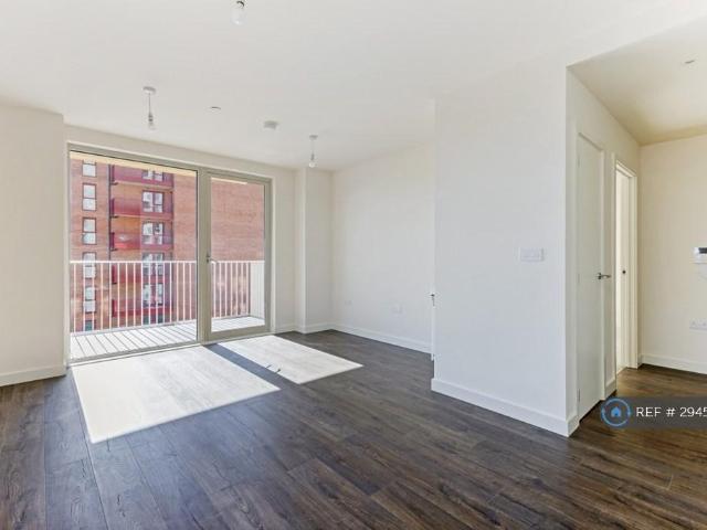Apartment for rent in Harrow Weald, Greater London