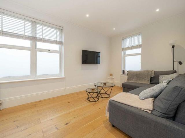 Apartment for rent in Hampton, Greater London