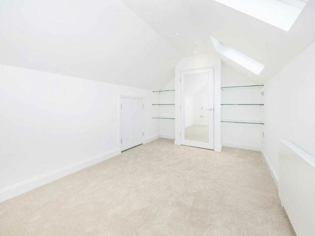 Apartment for rent in London Borough of Ealing, Cat Hill