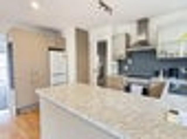 Townhouse for rent in Chaslands, Canterbury