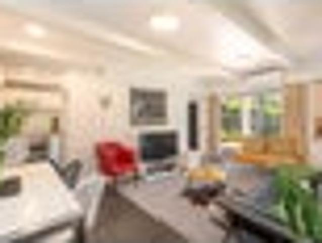 Townhouse for rent in Chaslands, Canterbury
