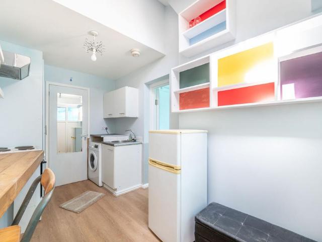 Apartment for rent in Brondesbury, Greater London