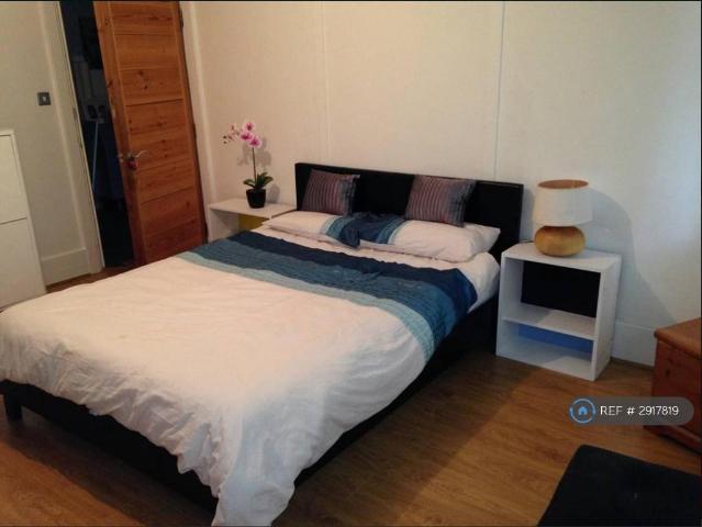 Apartment for rent in Brondesbury, Greater London