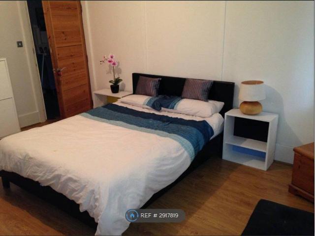 Studio for rent in Brondesbury, Greater London