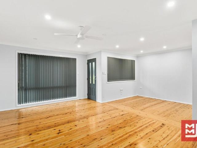 Room for rent in Lake Heights, Wollongong City Council