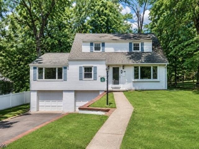 House for sale in Packanack Lake, Wayne