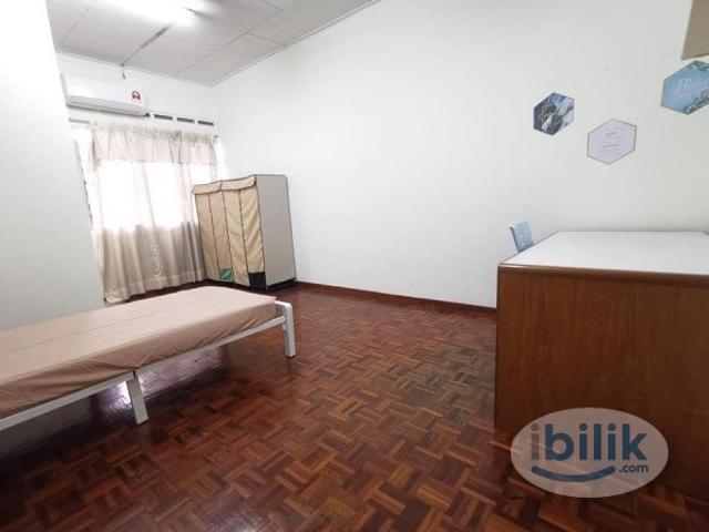 Room for rent in Petaling, Alam Impian