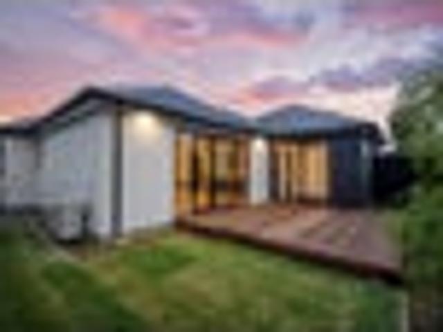 Townhouse for sale in Chaslands, Canterbury