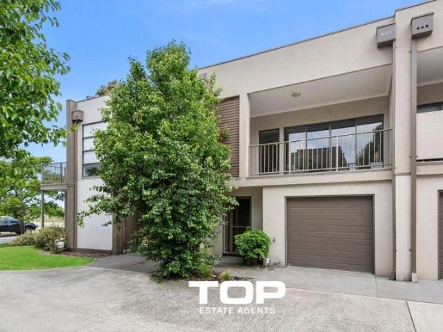 Townhouse for sale in Cranbourne East, Melbourne
