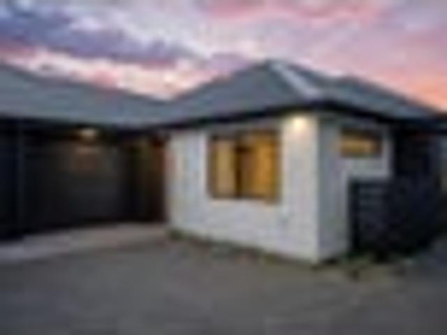 Townhouse for sale in Chaslands, Canterbury