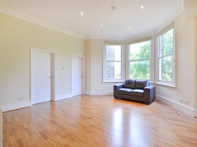 Apartment for rent in Brondesbury, Greater London
