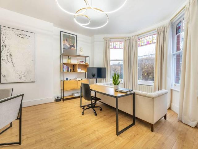 Apartment for rent in Brondesbury Park, Greater London