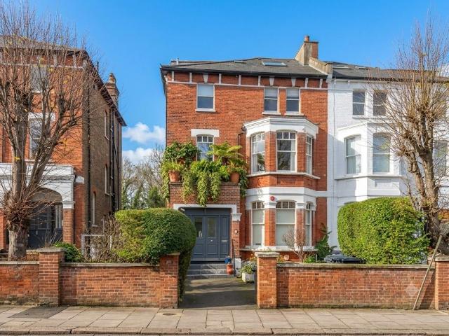 Apartment for rent in Brondesbury Park, Greater London