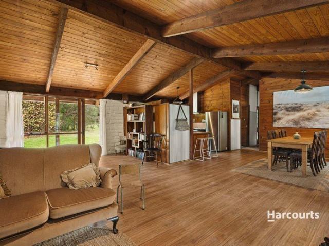 Cottage for sale in Camerons Creek, Victoria