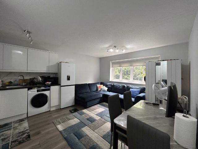 Apartment for rent in Farley Hill, Spring Park